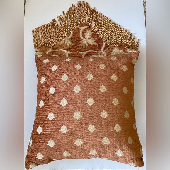Rustic golden decorative pillow with fringe fancy and embroidered - Picture 4 of 10